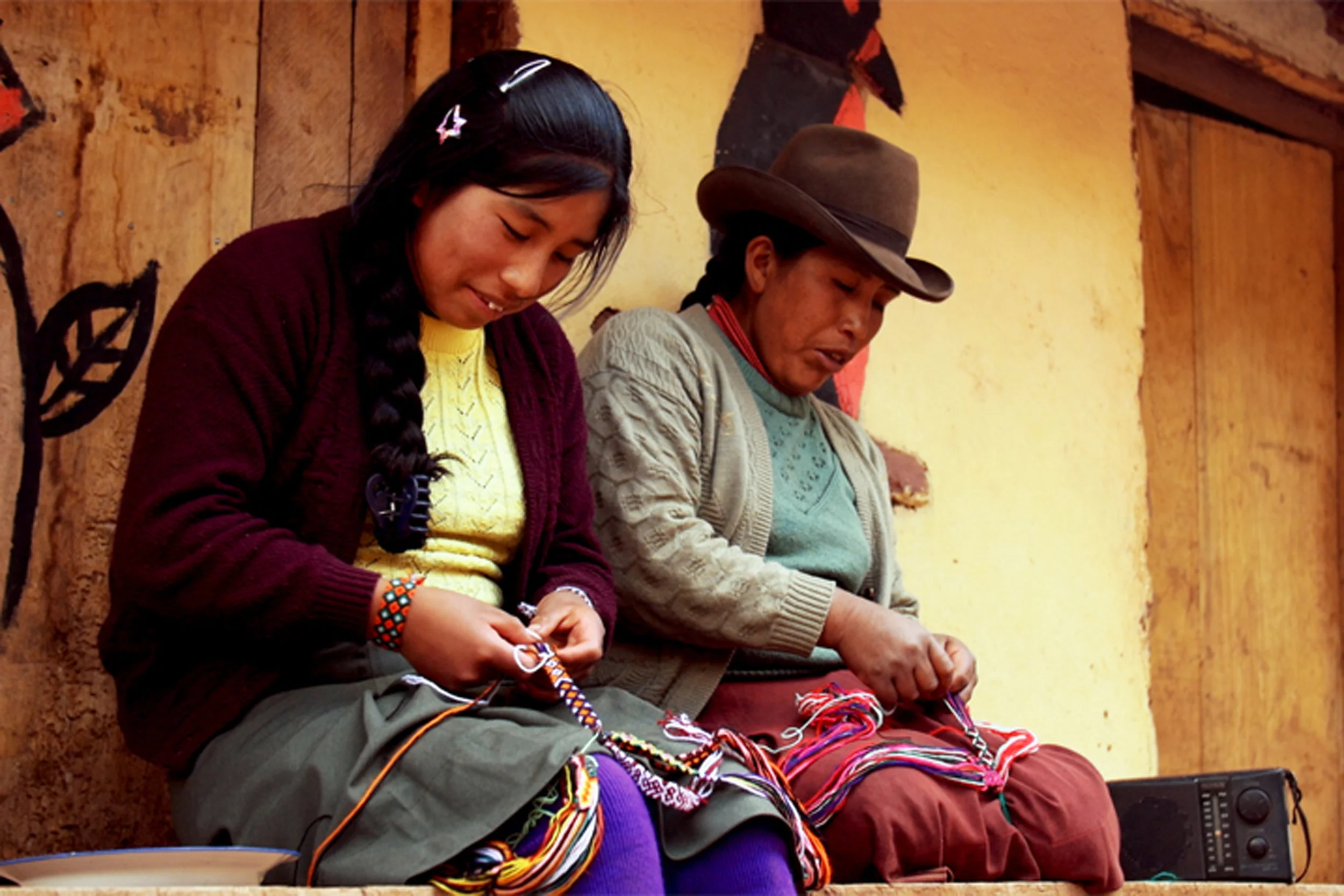 Roxana y su mamá haciendo pulseras.