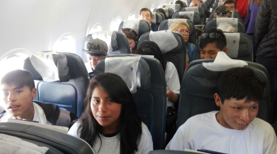 Soledad, Eloy y Juan Dios se suben a un avión por primera vez.