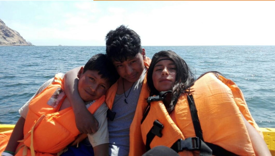 Frank, Yuri y Soledad disfrutan un viaje en bote en el océano Pacífico.