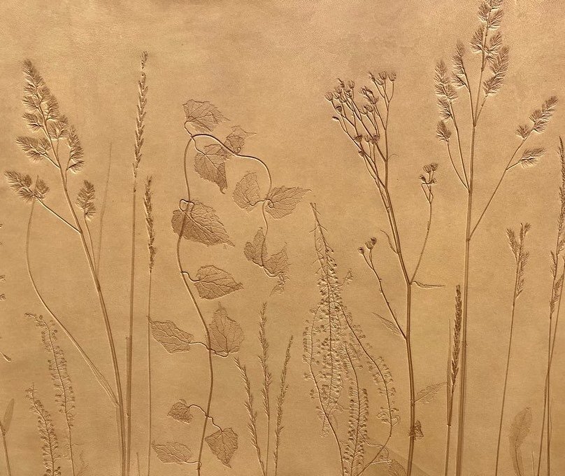 Hand-pressed lambskin using organic Meadow grass. One-of-kind pattern.🌿🌾

#artist #carinasohl #bespokedesign #naturalmaterials #highend #botanicalart #luxuryd&eacute;cor #patternsofnature #patternspoetry #artisanatart