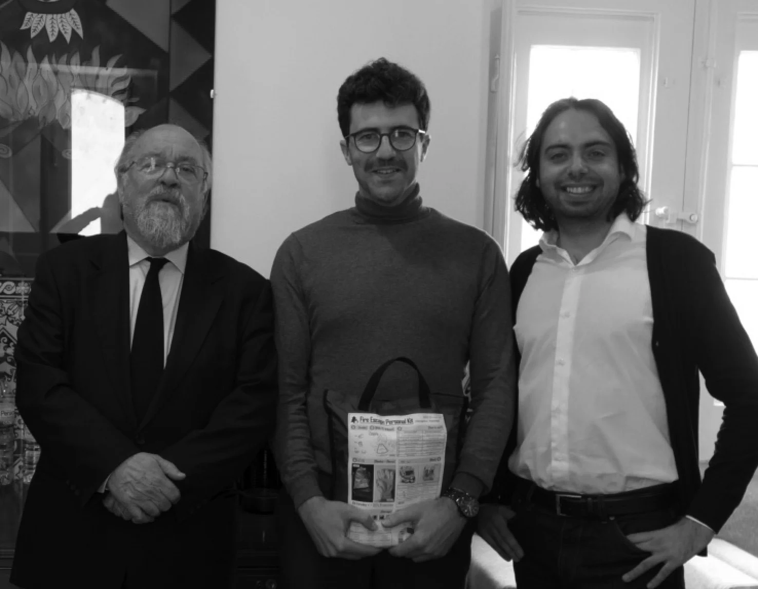 Receção pelo distinto Presidente da Liga dos Bombeiros Portugueses, o Sr. Comandante Jaime Marta Soares. Na foto, da esquerda para a direita, Sr. Comandante Jaime Marta Soares, Ricardo Roque (Administrador) e João Igor (Comunicação e Marketing). Nesta visita apresentámos a equipa, a nossa visão, ouvimos e aprendemos muito da visão da Liga e sobre incêndios. Validámos a enorme proposta de valor para o cidadão que é oFaraday Kit.