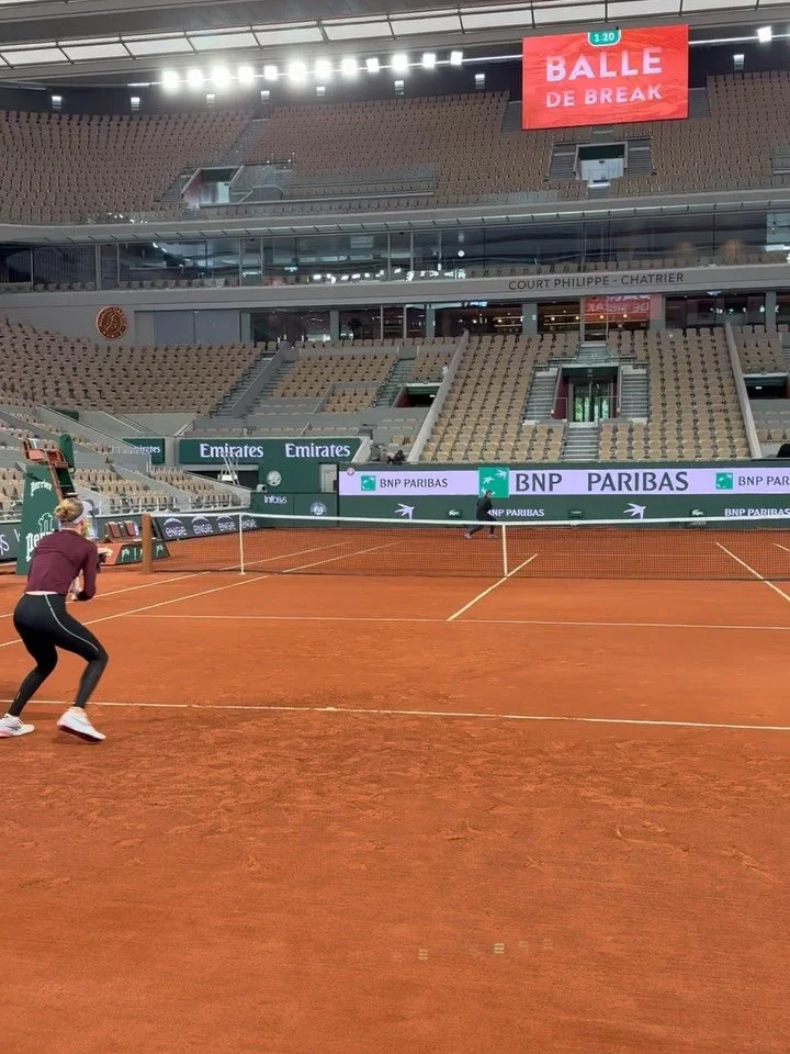 Recap of this week 🧱
1. Had a decent hitting partner aka coach 😎
2. Got to practice with Kiki on SL 🥰
3. Went to Noglu to get a sans gluten donut 🍩
4. More reps on court 🏃&zwj;♀️ 
5. Visited the asics house 🎾 
6. Paris, you have been cold&helli