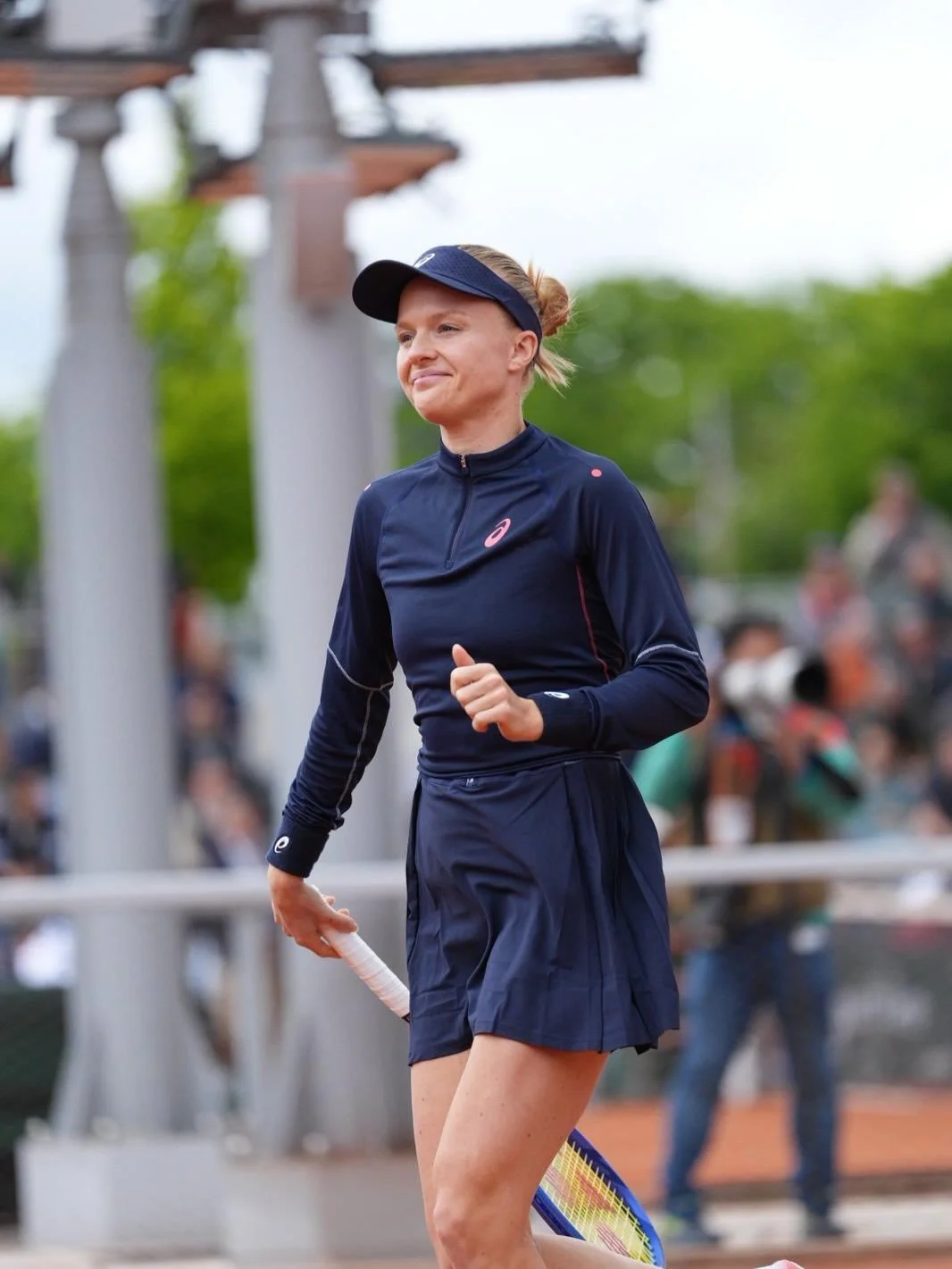 Tough one today while under the weather, but grateful to compete on these courts. Taking the positives and moving forward. Bring on the dubs 💪

📷: 
Nicolas Gouhier /FFT
Cedric Lecocq / FFT
Owen Reynoldson
