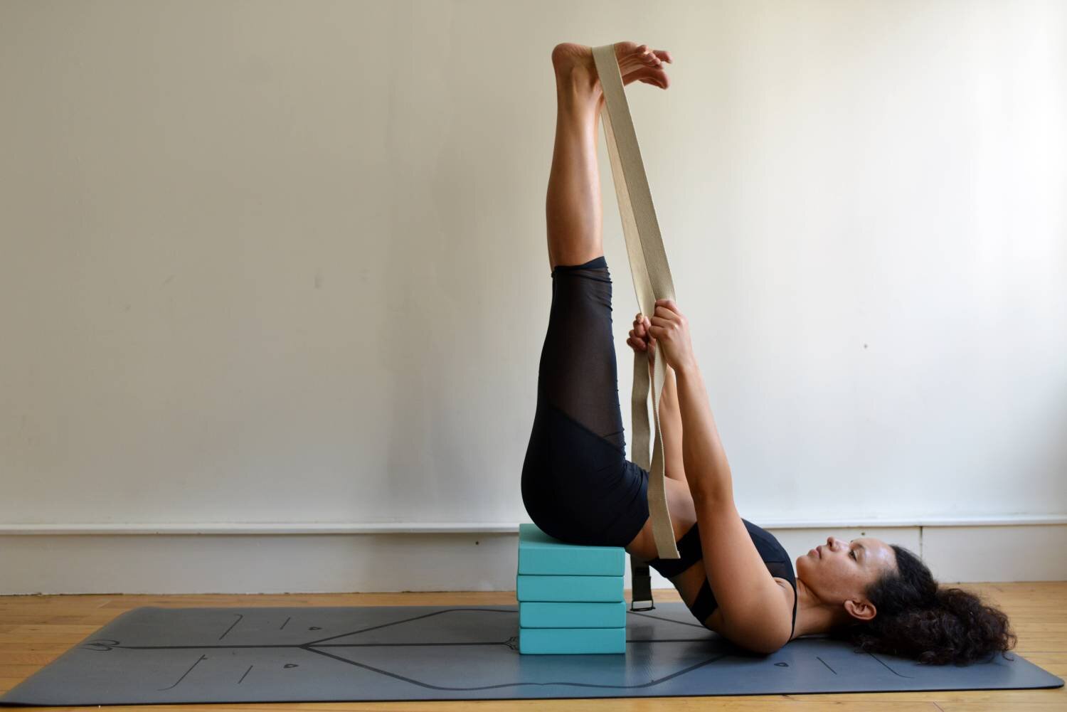 How to do Shoulder Stand for beginners - Iyengar Yoga - step by