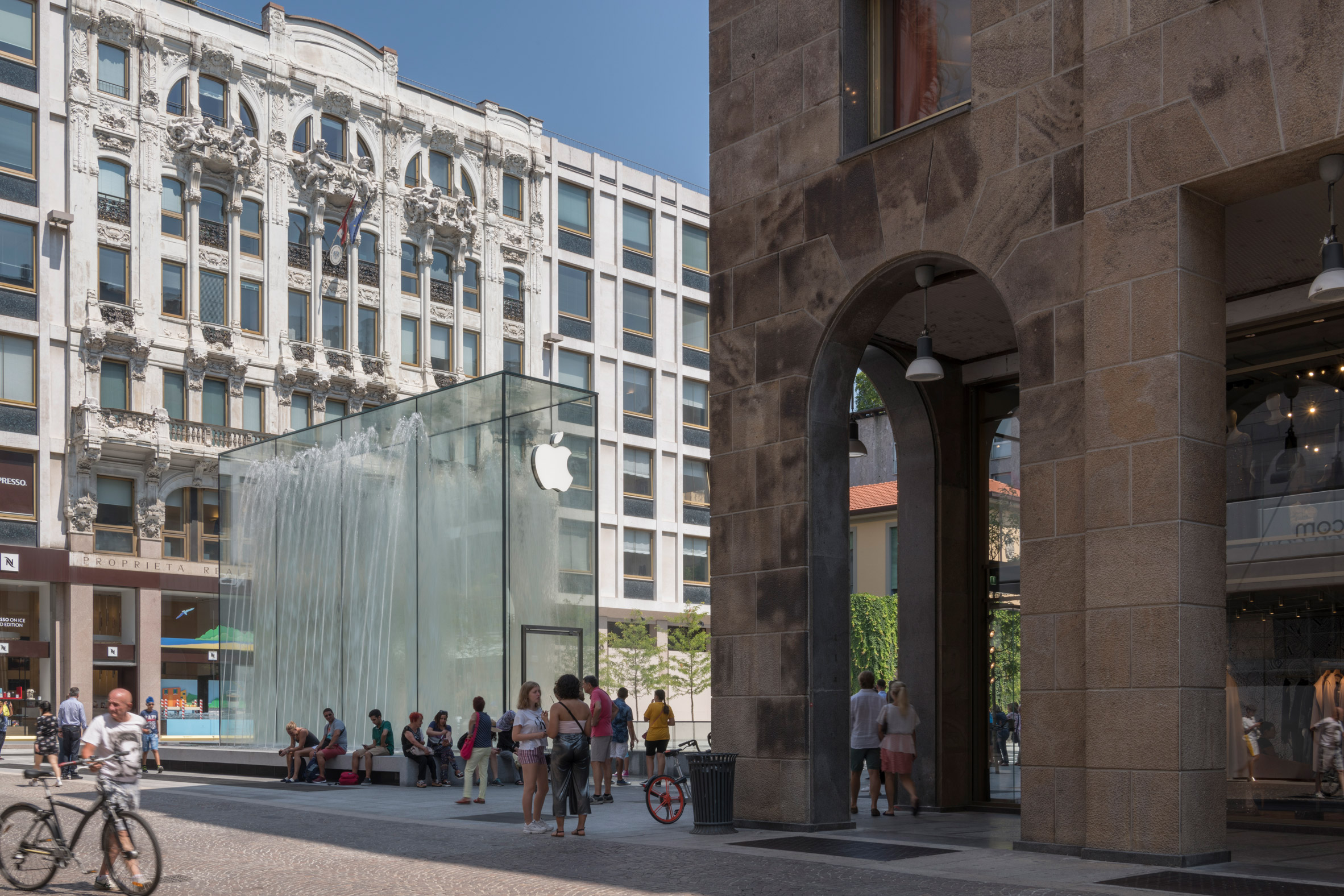 foster-partners-apple-store-milan-photographs-nigel-young_dezeen_2364_col_14.jpg