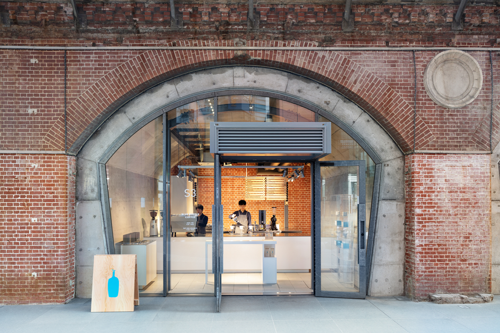 Blue-Bottle-Coffee-Kanda-Manseibashi-Cafe-by-Schemata-Architects-01.png
