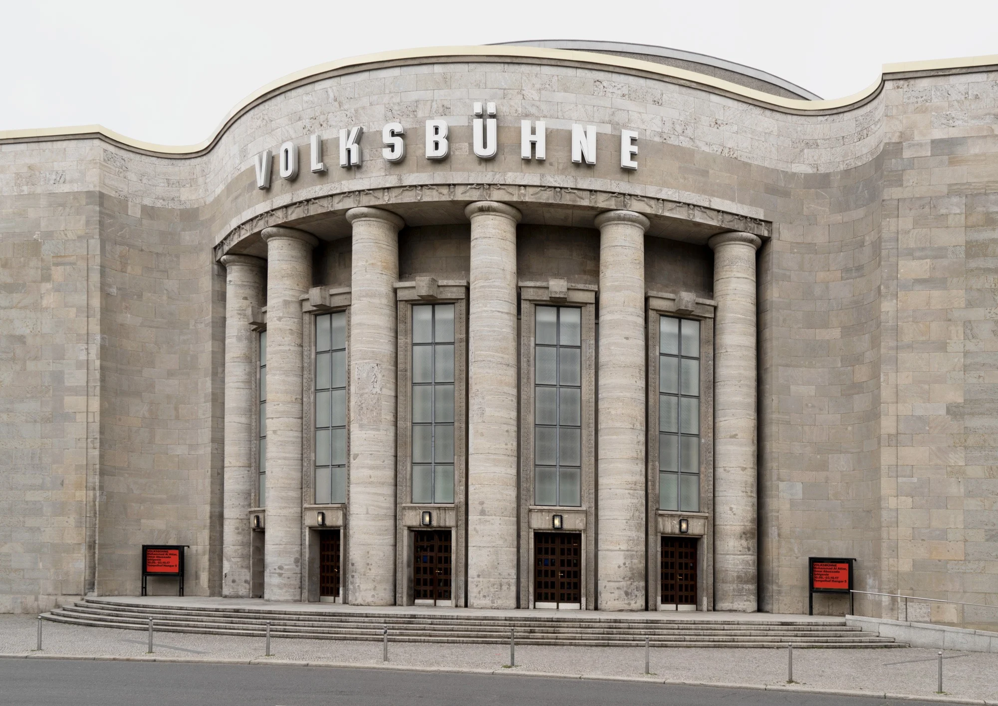 HelloMe_Volksbuehne_Exterior_21-1.jpg