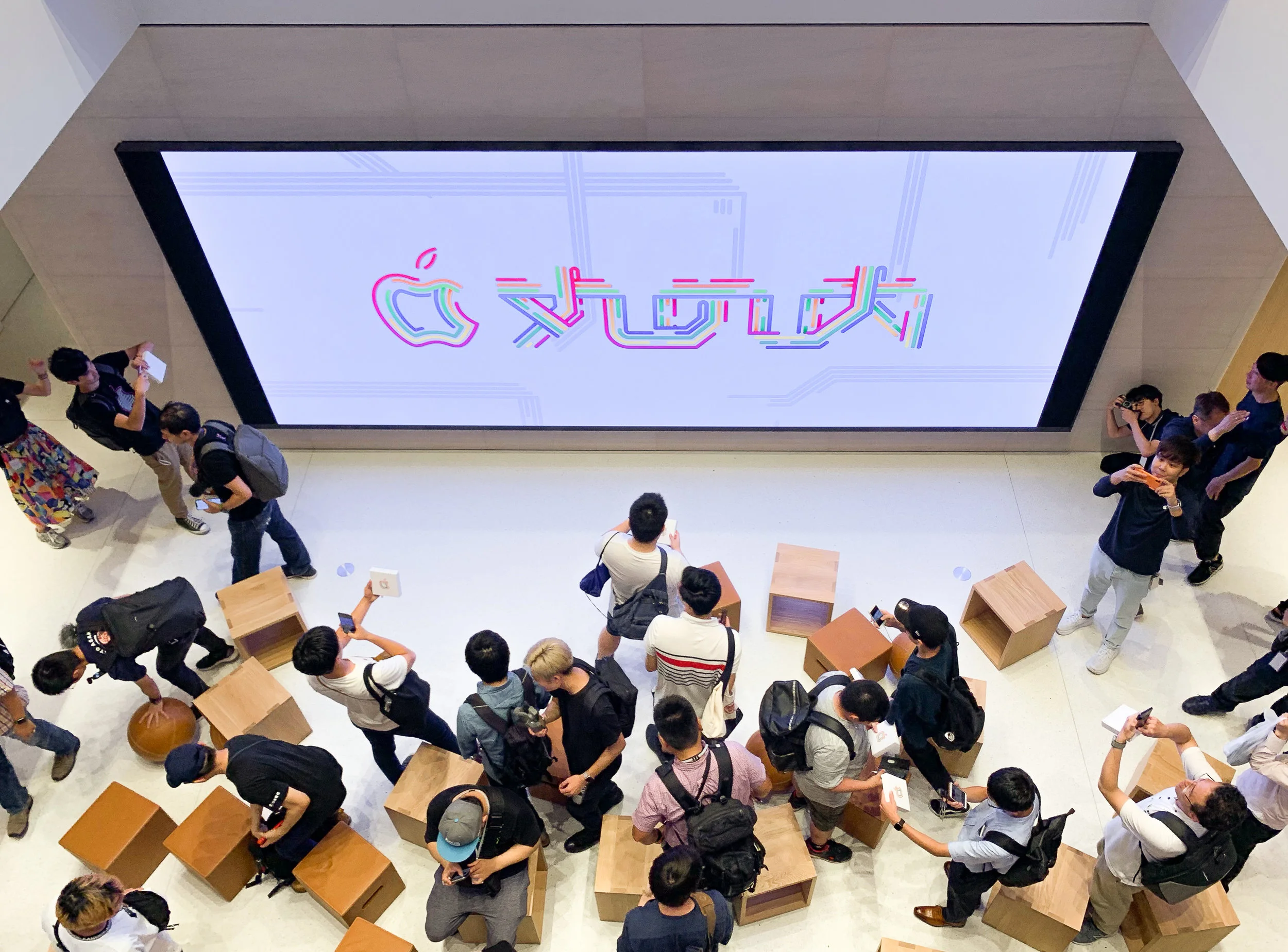 apple_marunouchi_forum.jpg