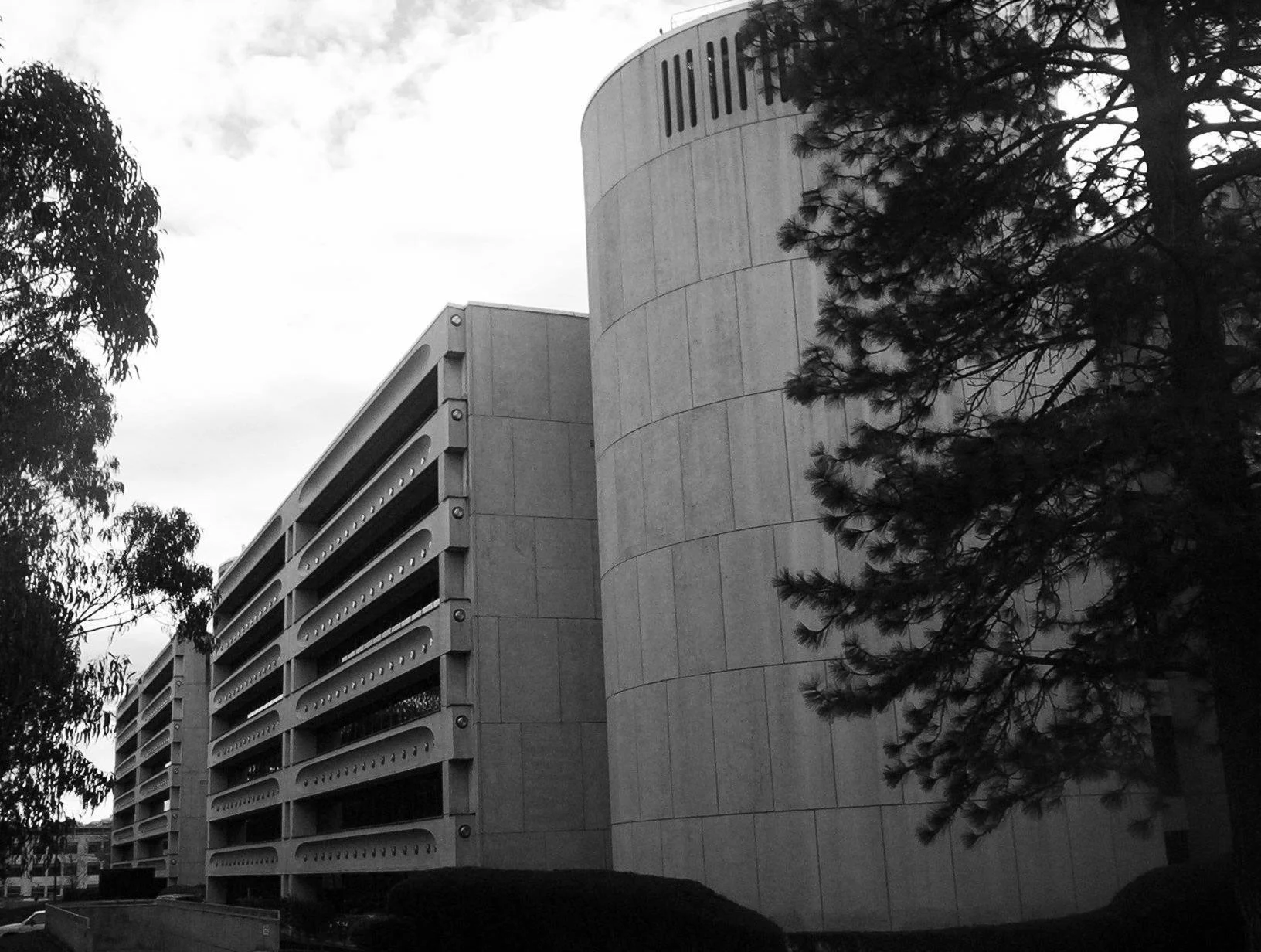 Edmund_barton_building_canberra_bw_144dpi_75%-1.jpg