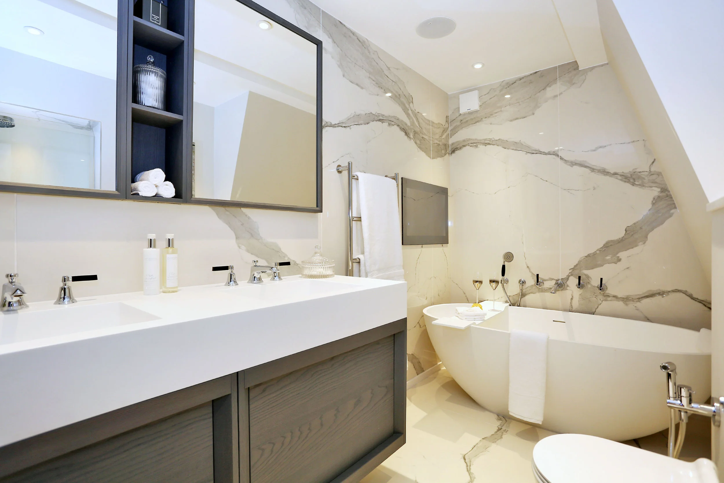 St Loos Court 15_ensuite2.JPG