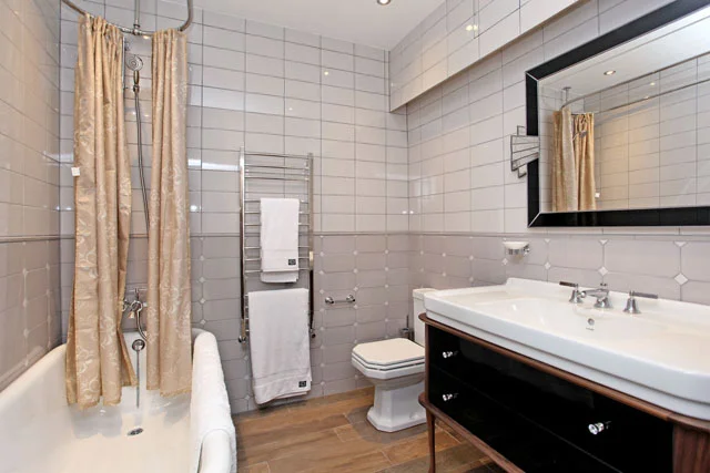 York House 9_bath_low.jpg
