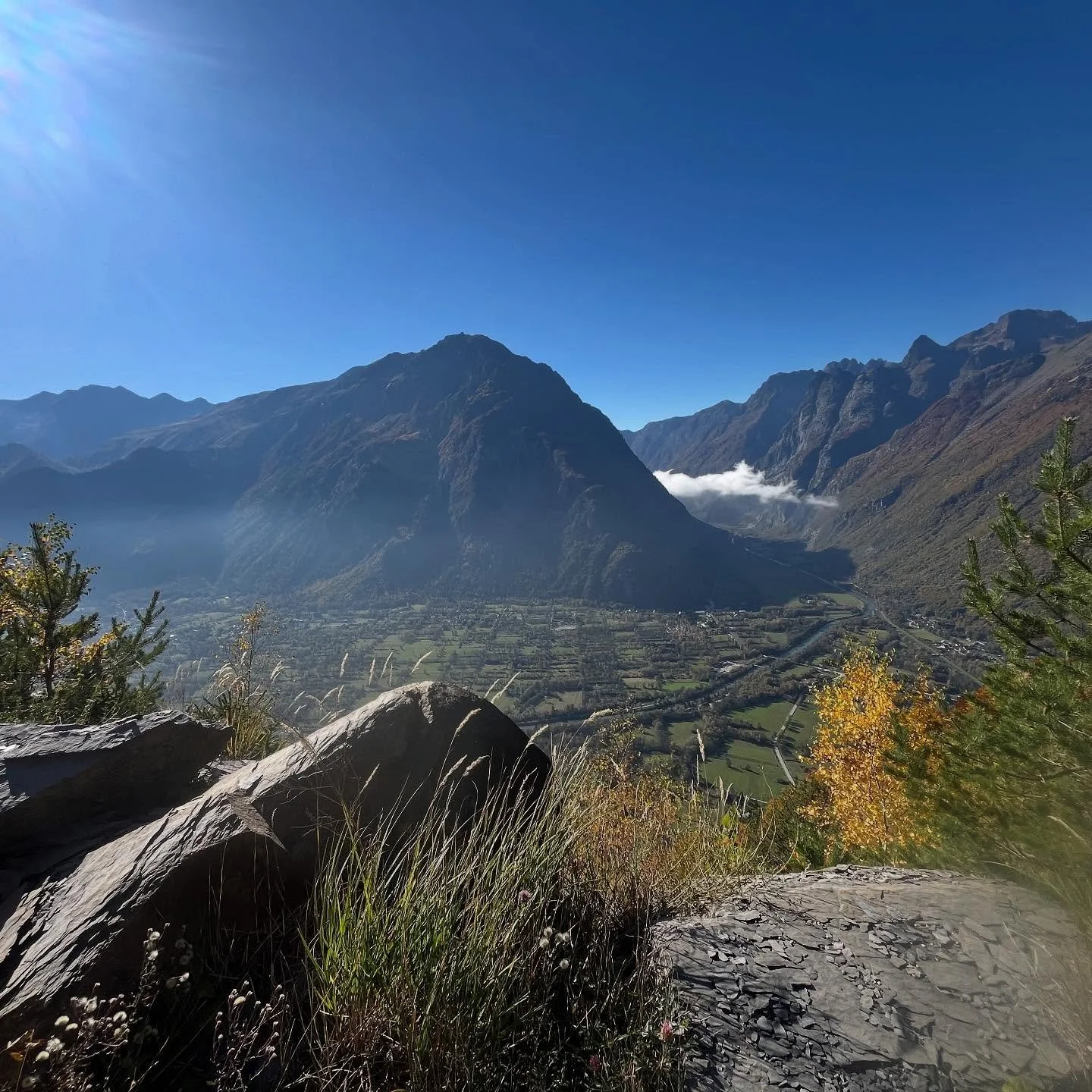 Oisans in Autumn 🧡💚

Come and enjoy our mountains 🇫🇷🏔️😊🚴🏻🚴&zwj;♀️ 🥾

@exploreoisans to book year round Self Catered Accommodation #lebourgdoisans #allemond #huez #les2alpes #alpedhuez 

@oisanstourisme @bikeoisans @marmottegfseries @letourd