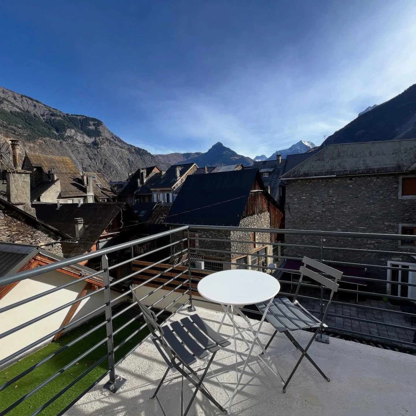 NEW ⭐️ @exploreoisans &mdash; Le Vieux Bourg Apartments, Bourg d&rsquo;Oisans Village Centre ⭐️

We&rsquo;re thrilled to add these super stylish, newly renovated apartments to our rental collection! 🤩

✨ 4 spacious, modern apartments with brand-new 