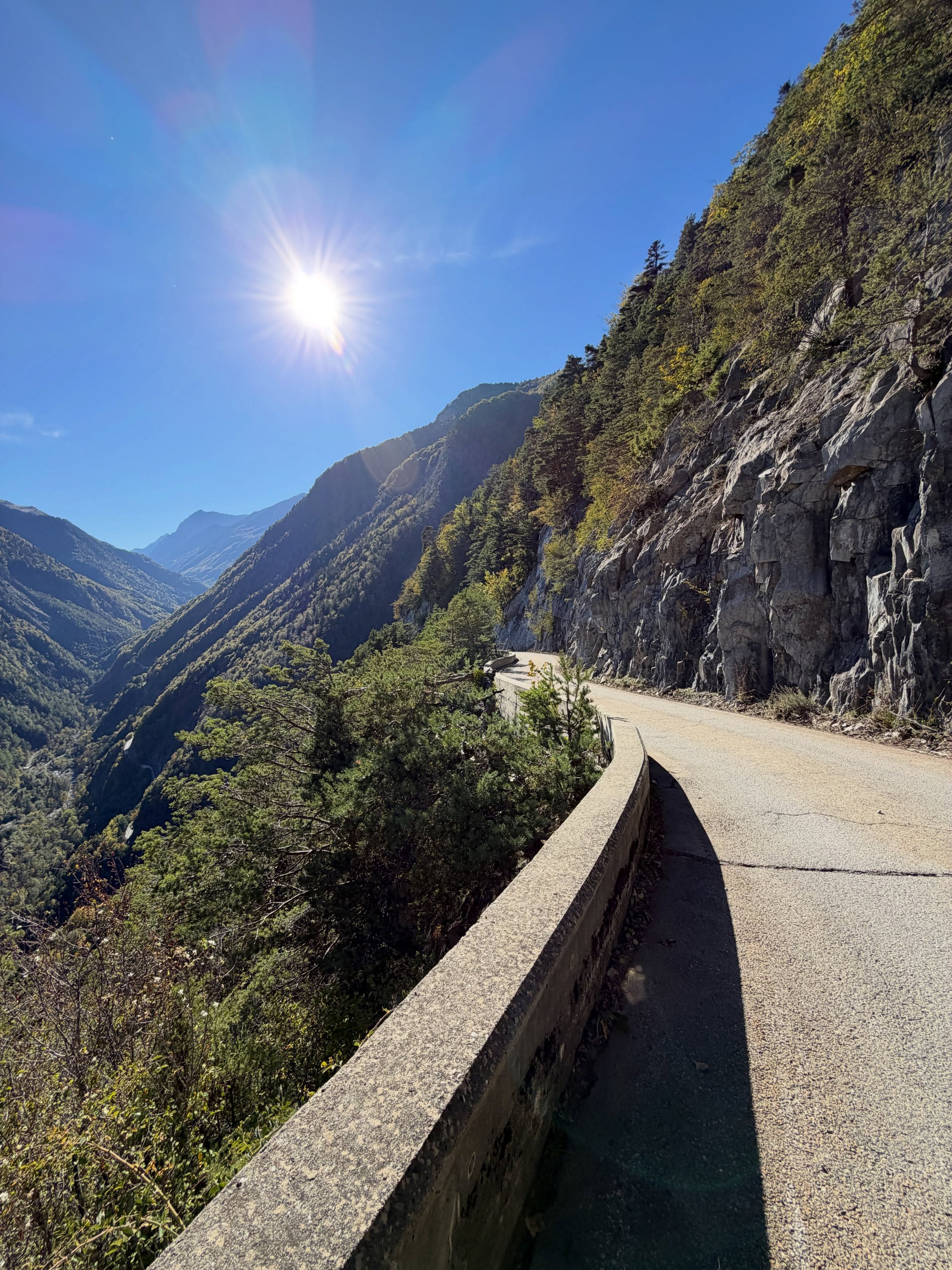 Autumn postcards 🍂🍁☀️🏔️🚴&zwj;♀️👌
#oulles #frenchalpes #localclimbs #oisans #cycling