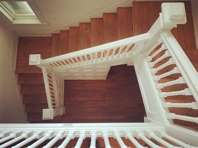 Were starting a renovation of a historic farmhouse in New Market, TN! Check out these old handrails! 
#historicpreservation #historicrenovation #farmhouserenovation #onestepatatime #newmarkettennessee