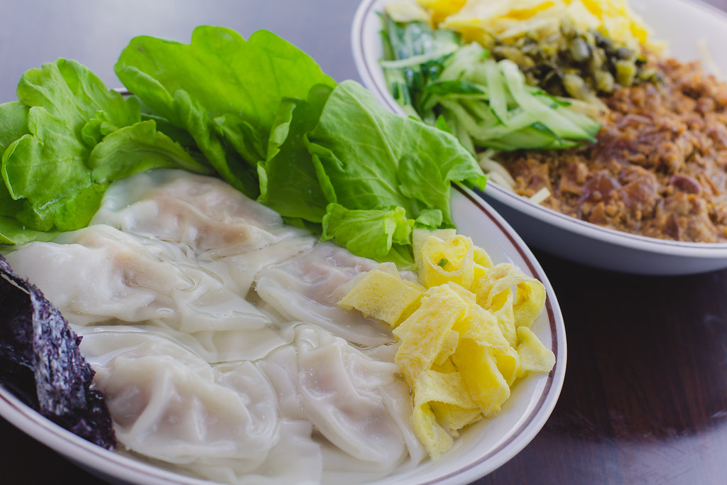 A 세트: 완탕 수프 + 중국식 짜장면 (춘장이 아닌 노란(메주)콩으로 만든 소스임)