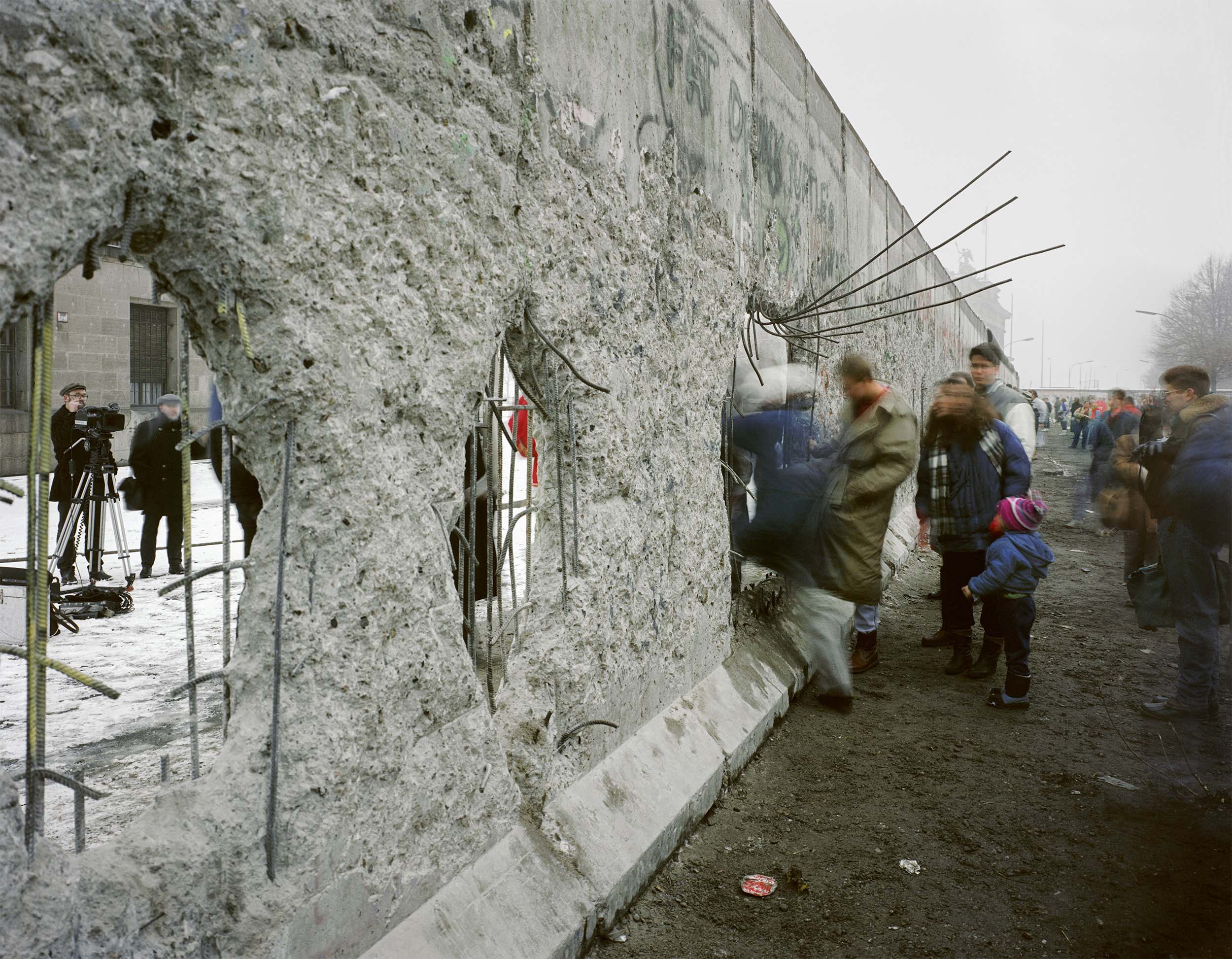 Working-assumptions-brian-rose-berlin-wall-1989-2500-1946-original.jpg