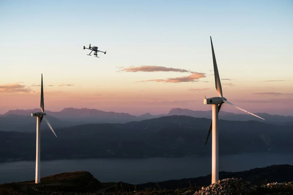 Drohneninspektion einer Windkraftanlage – Rotorblatt-Prüfung mit stabilisierter Zoomkamera, im laufenden Betrieb.
