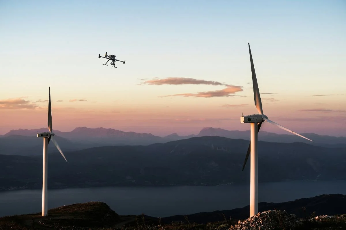 Drohneninspektion einer Windkraftanlage – Rotorblatt-Prüfung mit Zoomkamera