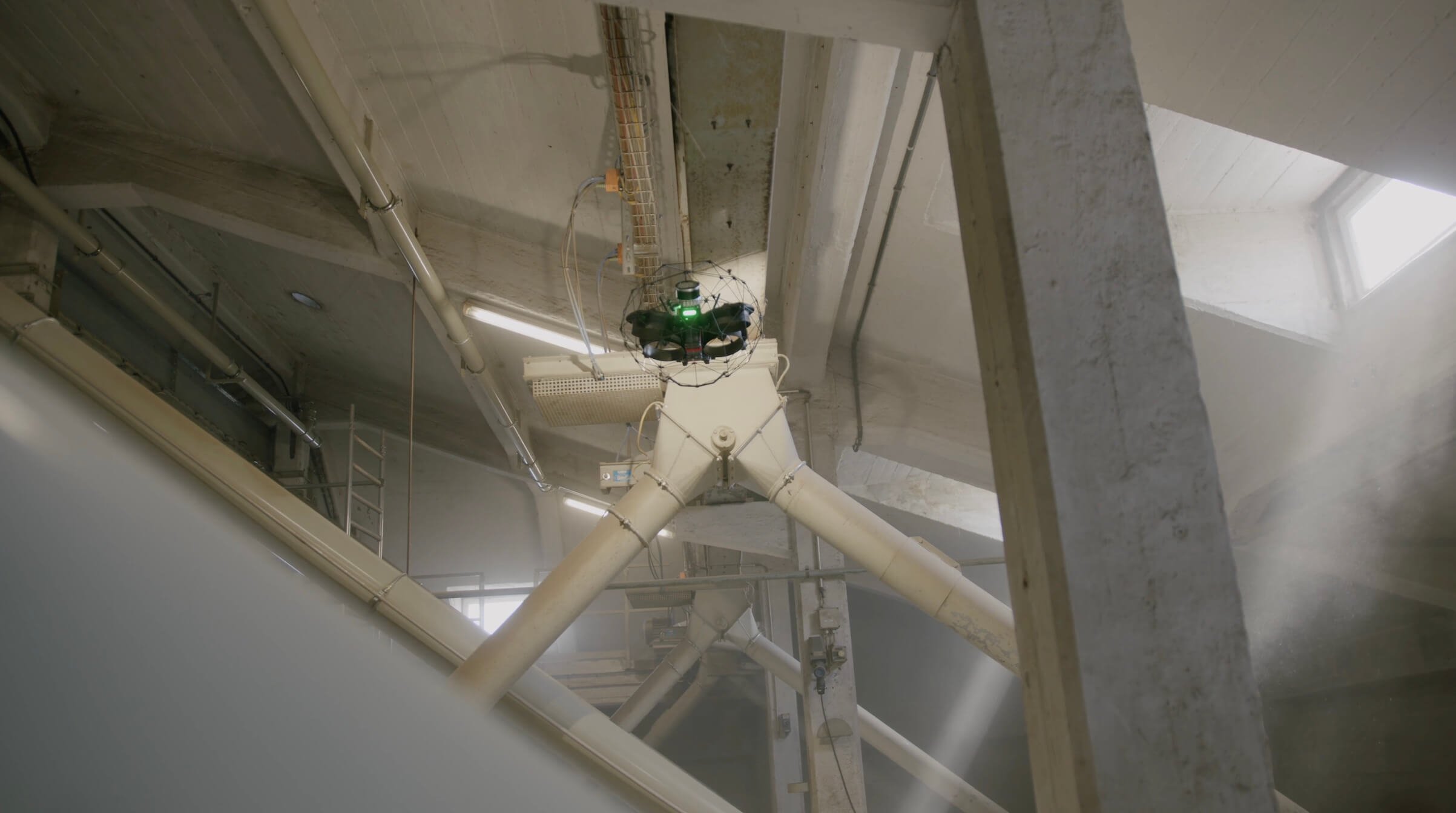 Kollisionstolerante Käfigdrohne bei der Inspektion eines engen Confined Space