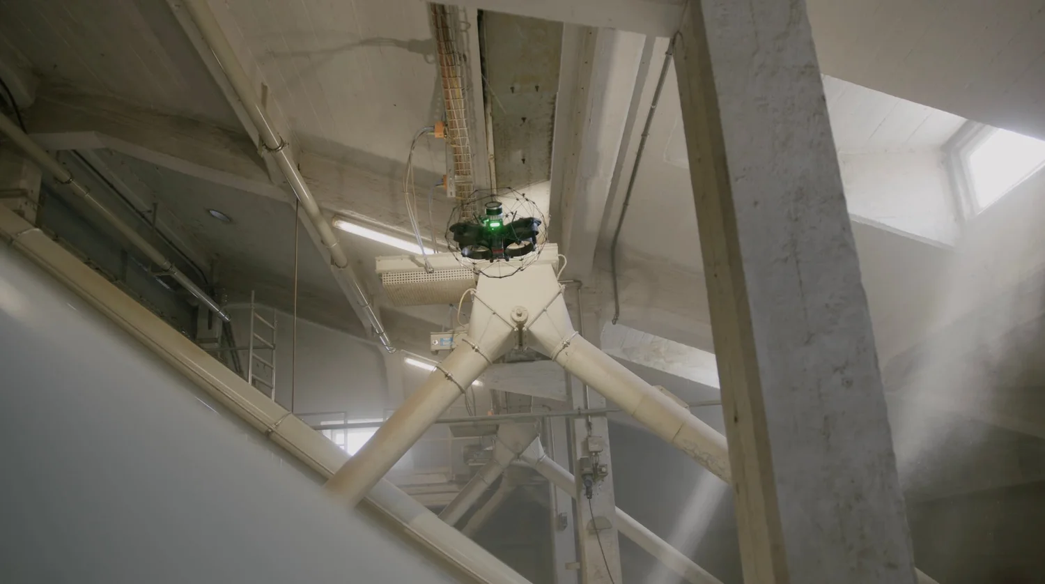 Drohne inspiziert eine schwer zugängliche Industriestruktur im Confined Space