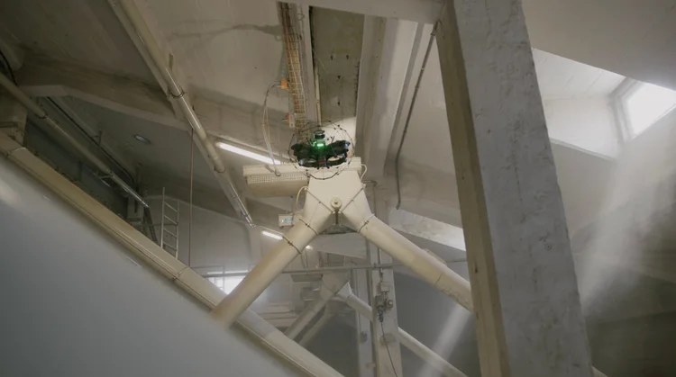 K&auml;fig-Drohne bei der Inspektion eines Confined Space