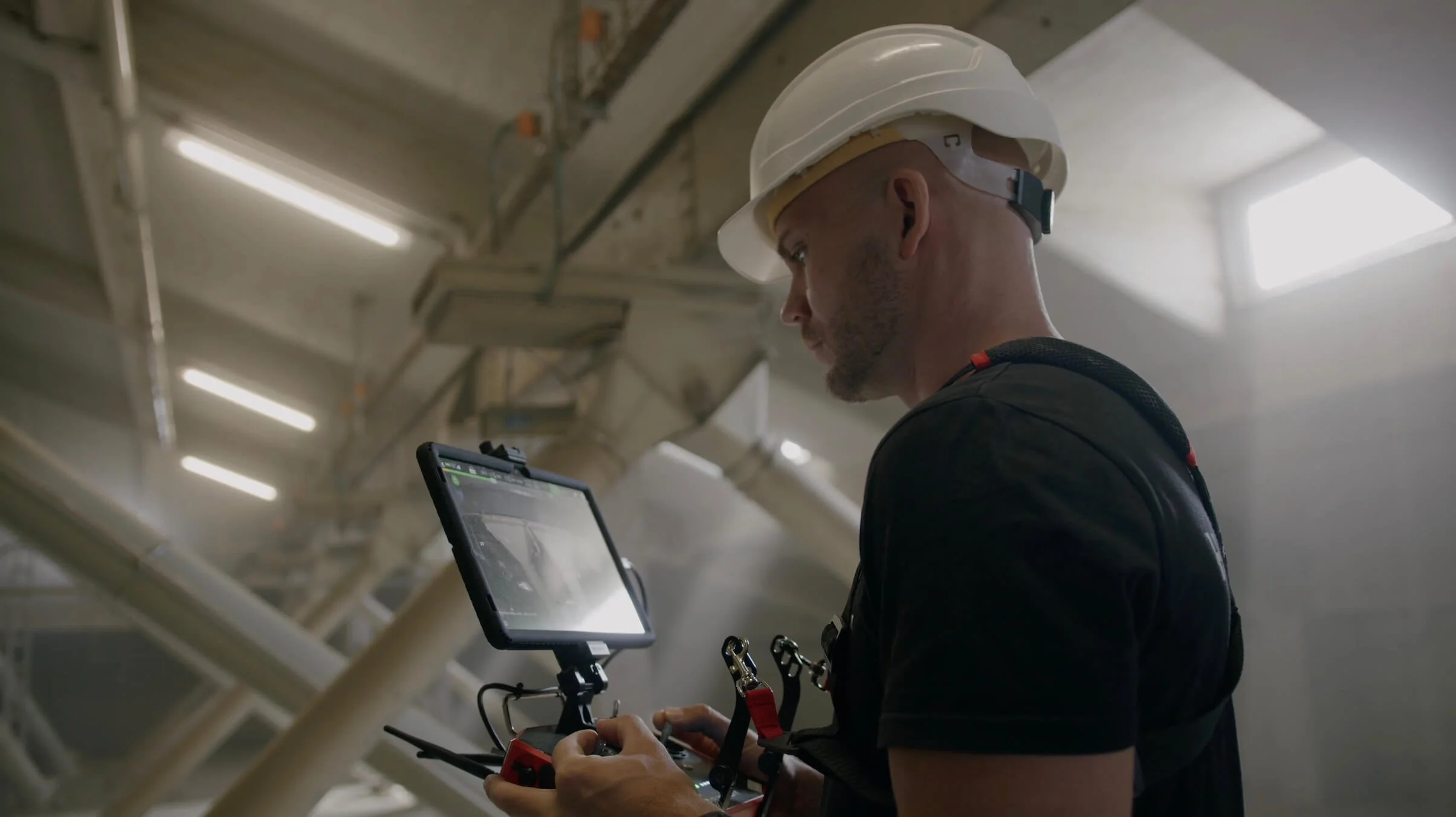 Pilot steuert Indoor-Drohne zur 3D-Vermessung einer Halle