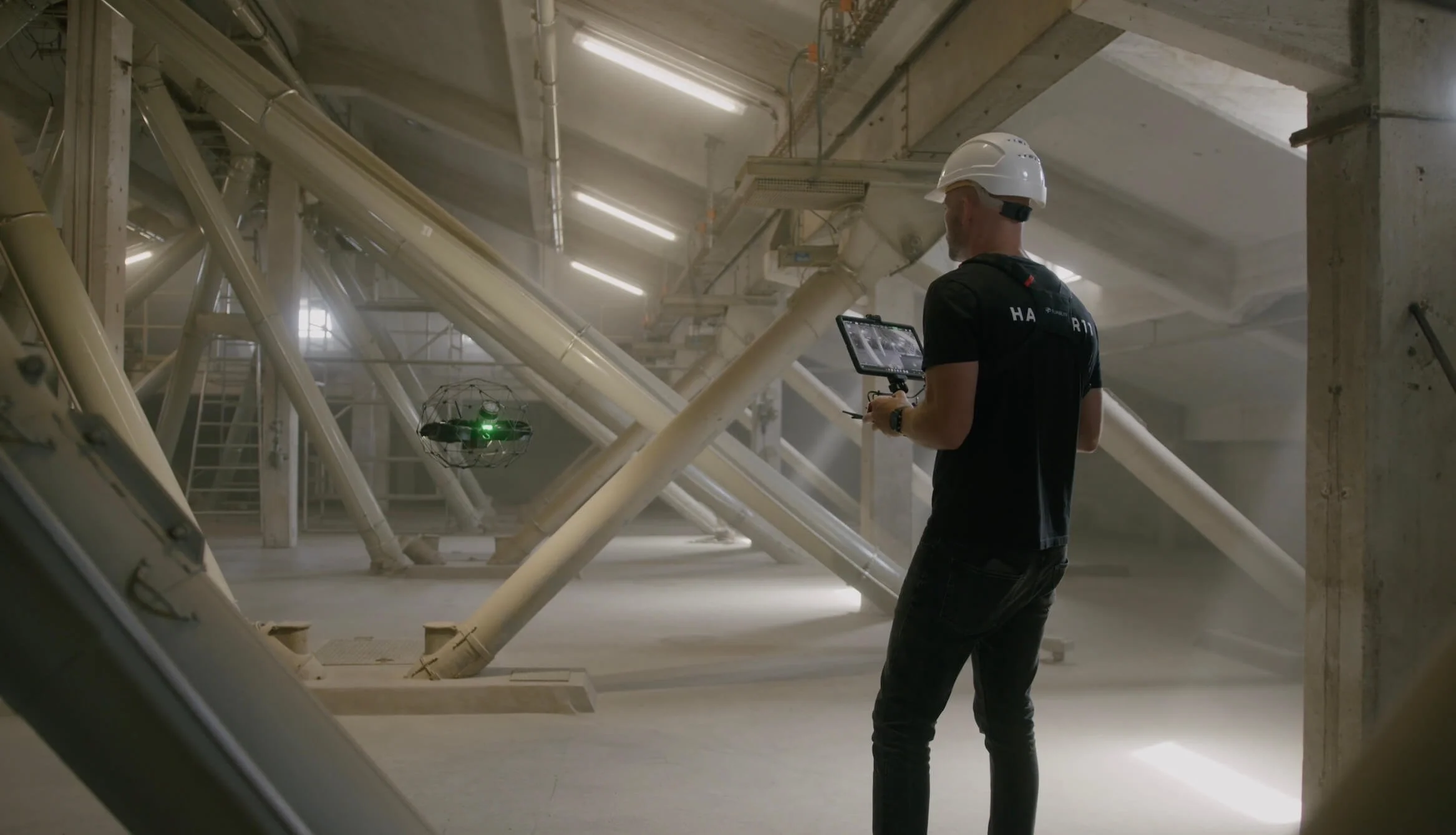 Drohne befliegt einen vertikalen Industrieschacht zur Inspektion