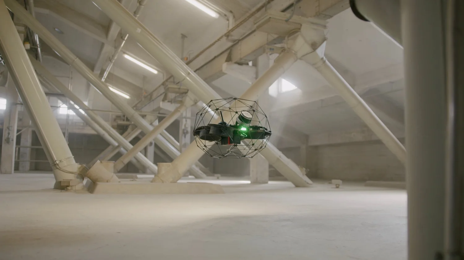Indoor-Drohneninspektion in einer großen Industriehalle von innen