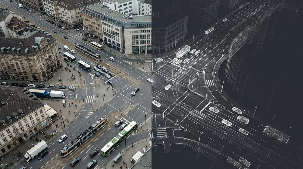 Mobility-Vermessung einer Innenstadtkreuzung &ndash; links Luftbild mit Verkehr, rechts 3D-Punktwolke von Fahrspuren und Fahrzeugen.
