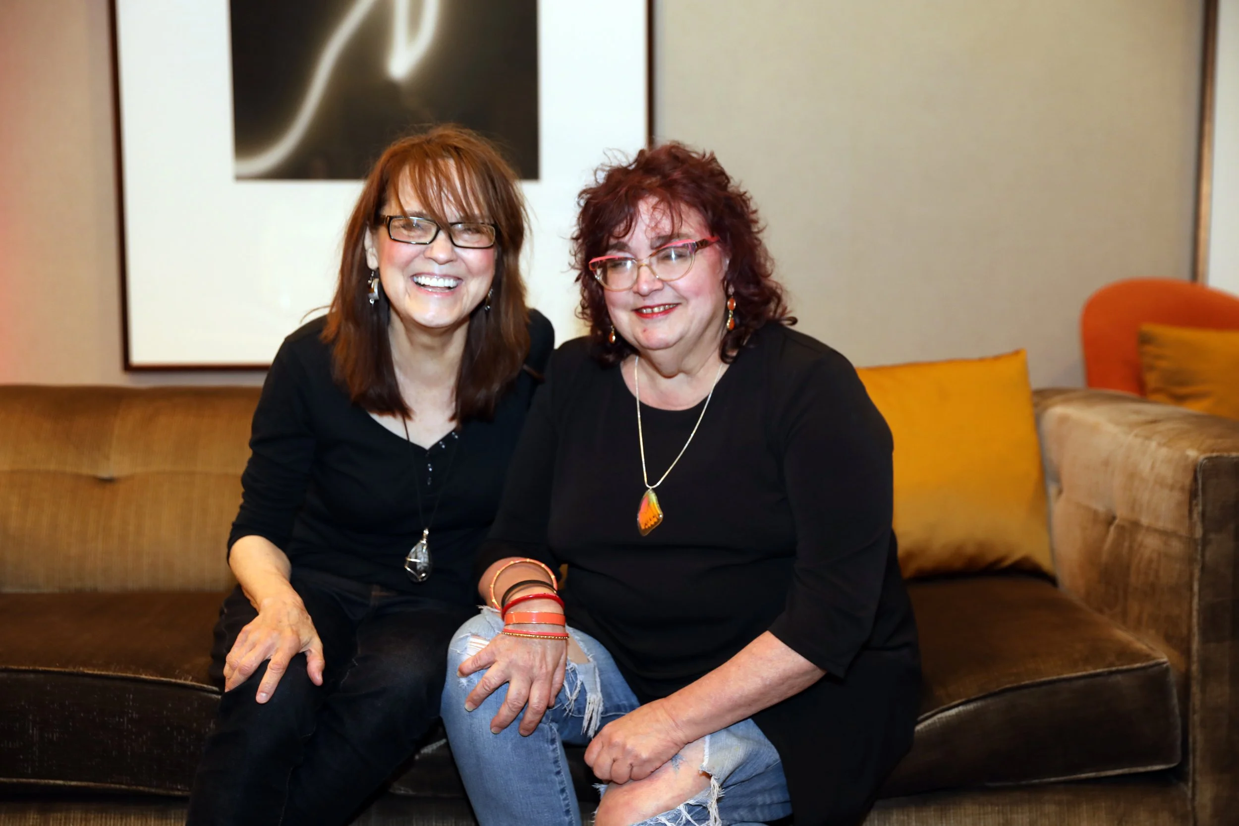 JAN AND LINDA ON COUCH ***.JPG
