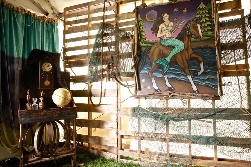 Photo: Mo McKnight Howe; Painter: Anessa Arehart.