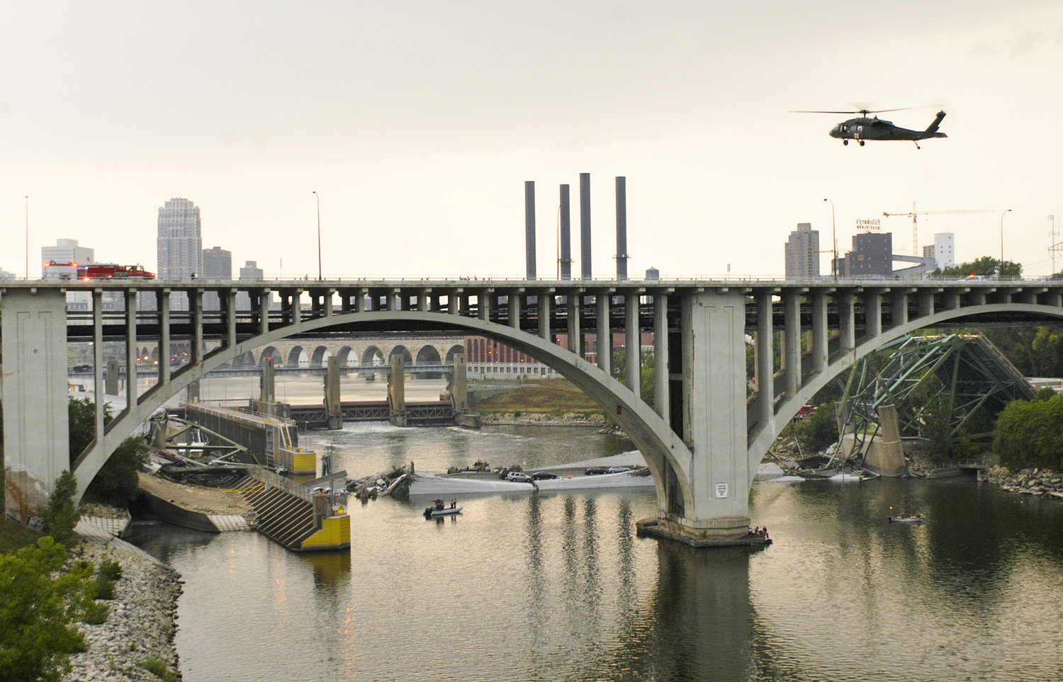 First bridge. Мост i-35w через Миссисипи. Мост через Миссисипи. Мост через Миссисипи Карнеги. Мост в Миннеаполисе через Миссисипи.