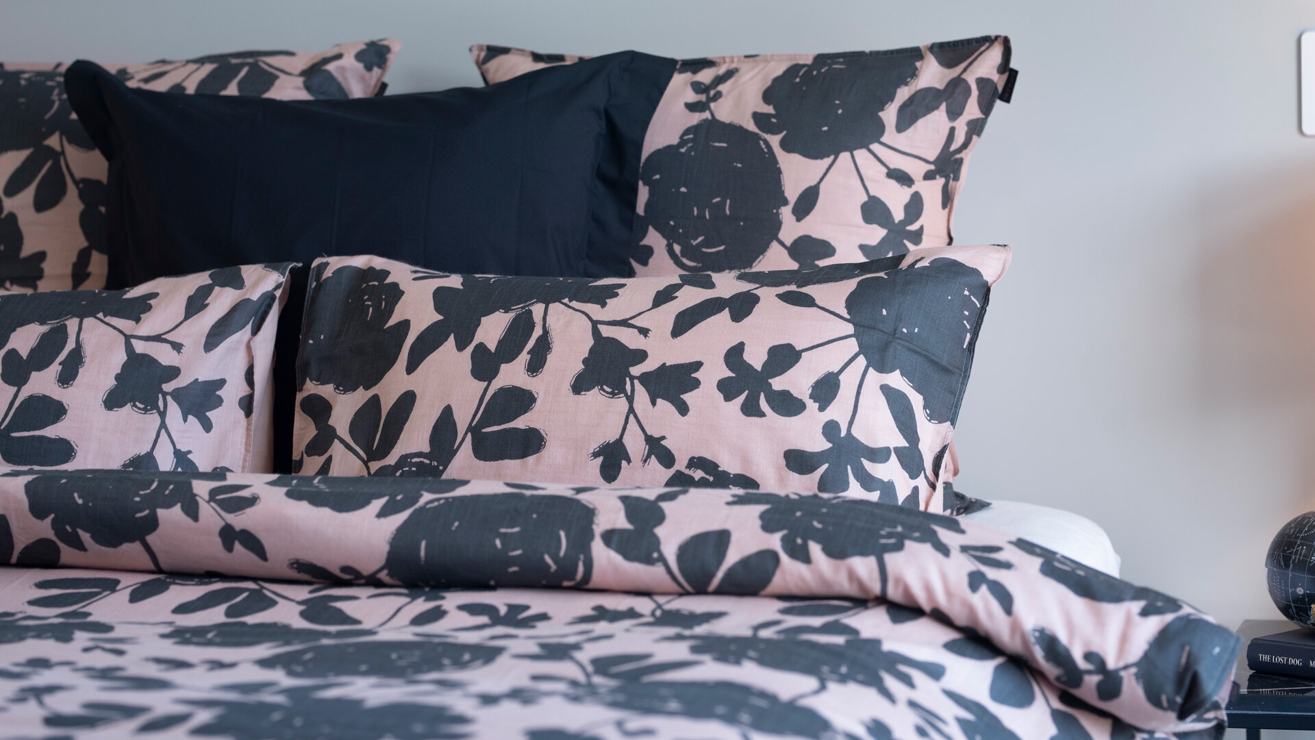 Miss-Style---Pink-Floral-bed.jpg