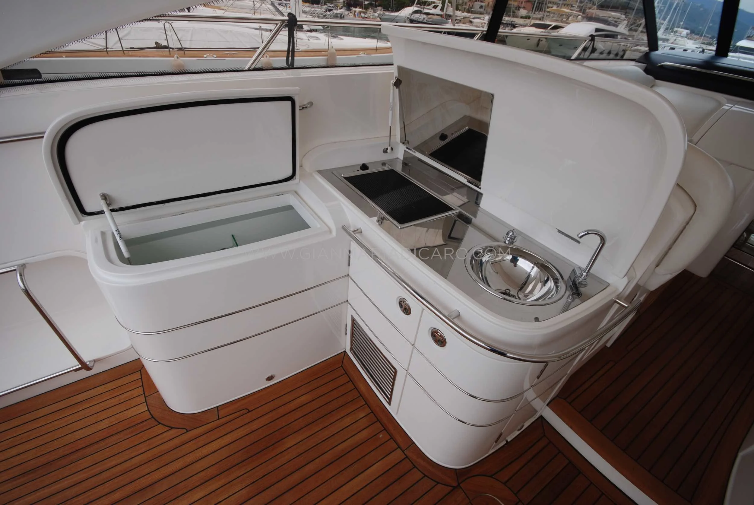 princess-yachts-v58-maestro-di-vita-for-sale-9.jpg