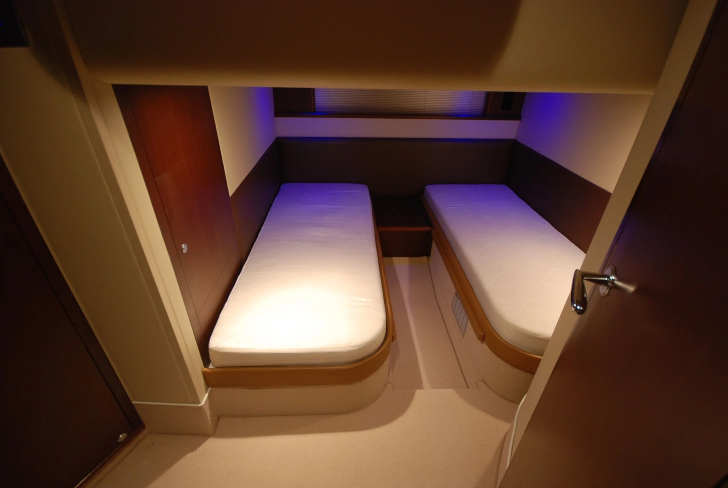 princess-yachts-v58-maestro-di-vita-for-sale-18.jpg