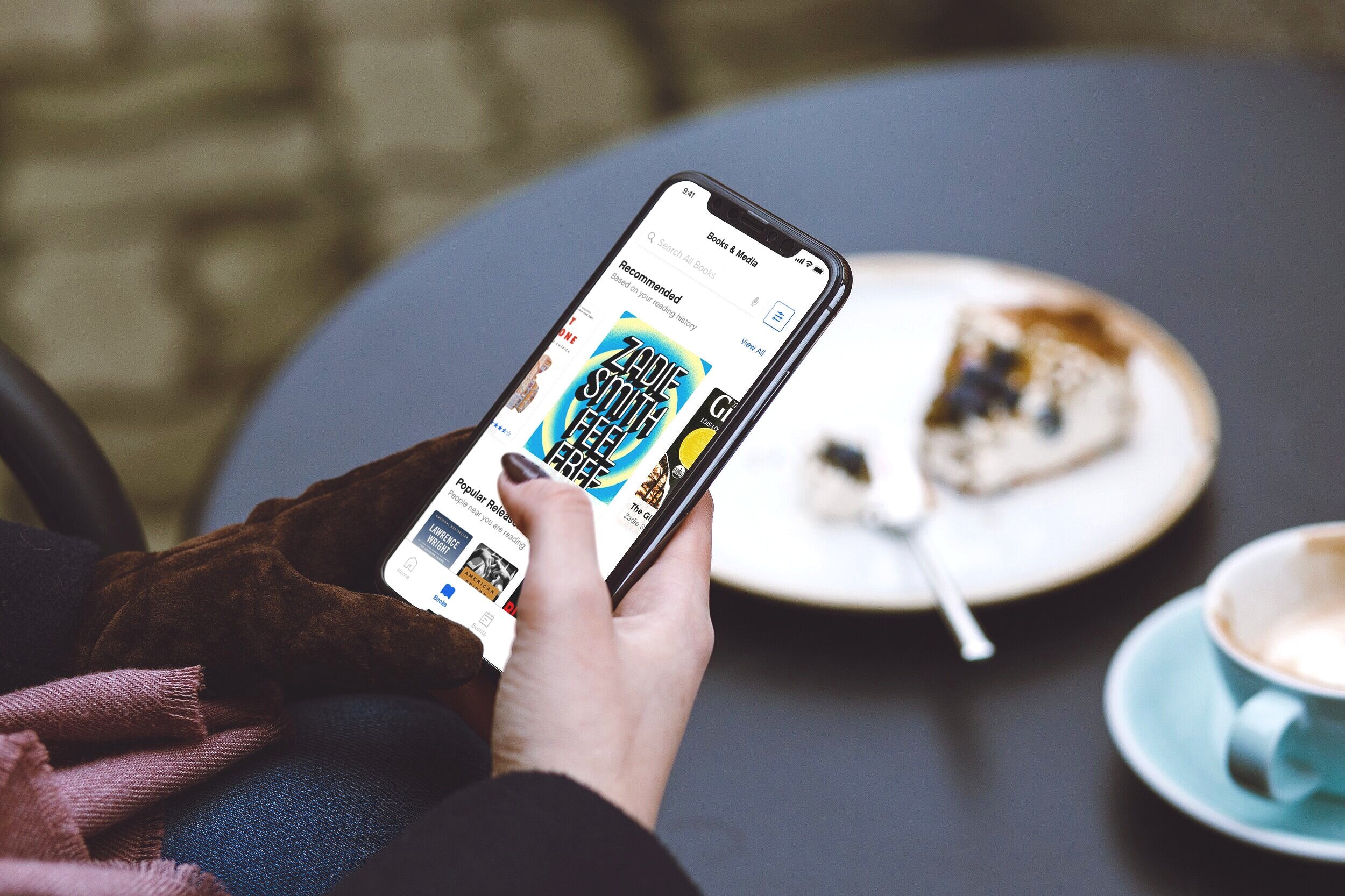 library2Woman_iPhone X_Cafe 2.jpg