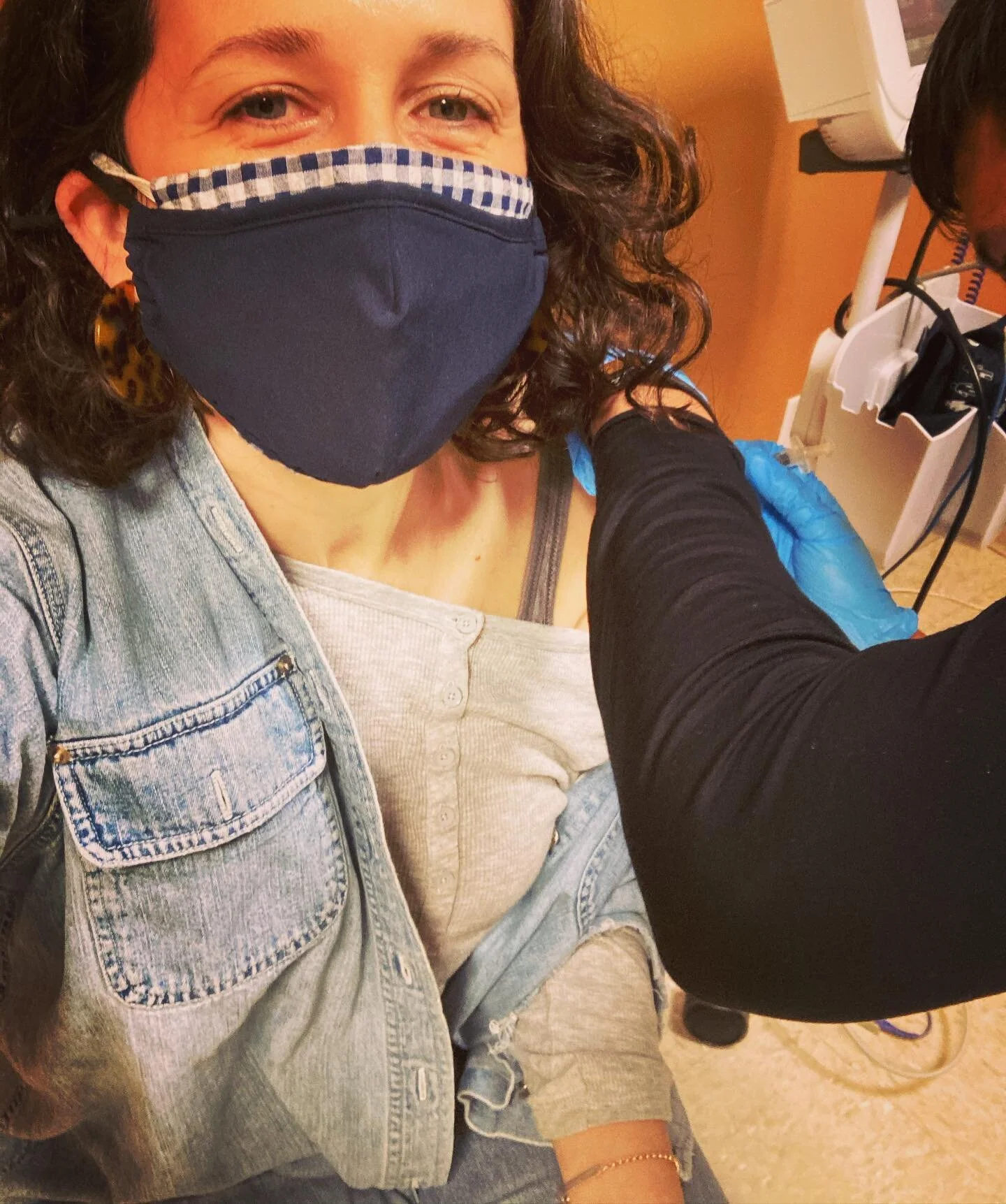 Library workers could get the vaccine as of yesterday. Feeling incredibly grateful to get my first shot today thanks to librarians doing and sharing great research on where and how to get appointments! #gettheshot #modernavaccice #covidvacccine💉 #li