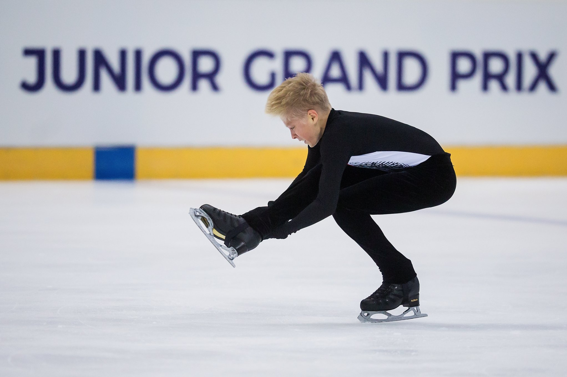 Stephen Gogolev performs a spin during his free program ( Photo credit ). 