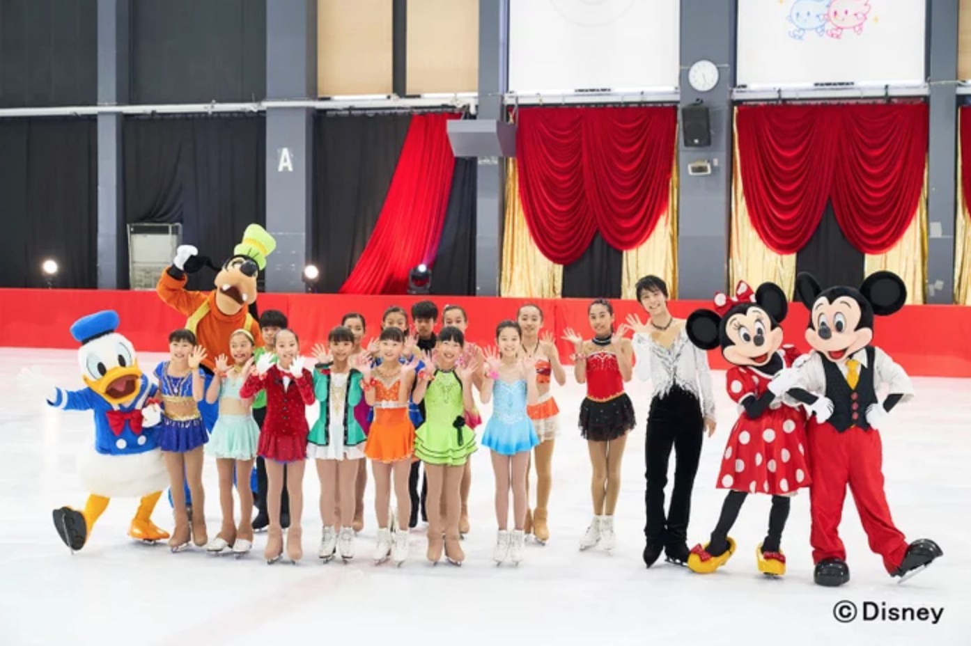 Yuzuru Hanyu, Disney on Ice cast and young skaters from Sendai Ice Rink ( Photo credit )