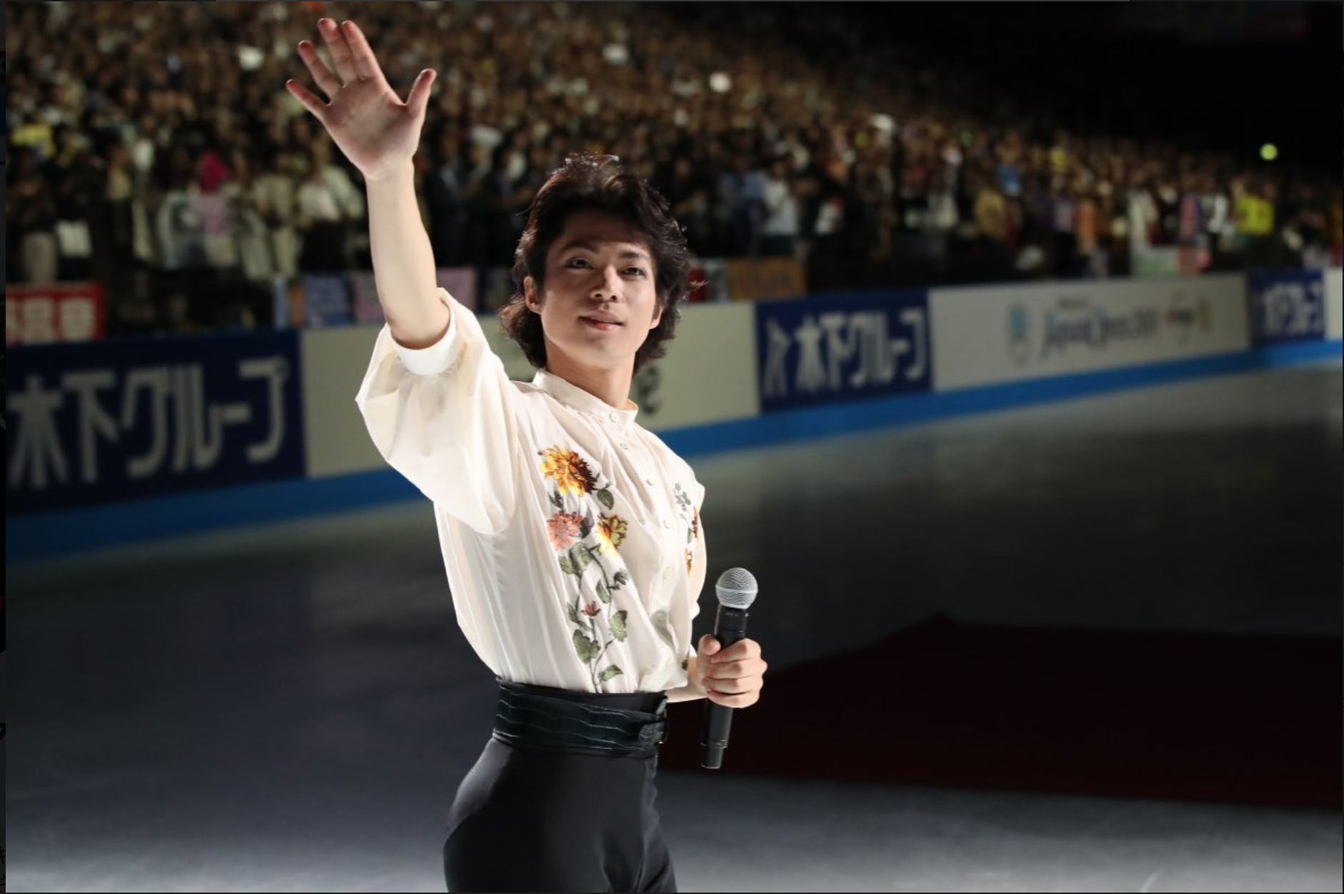 Tatsuki Machida waves farewell at Carnival on Ice ( Photo credit: Sports Navi )
