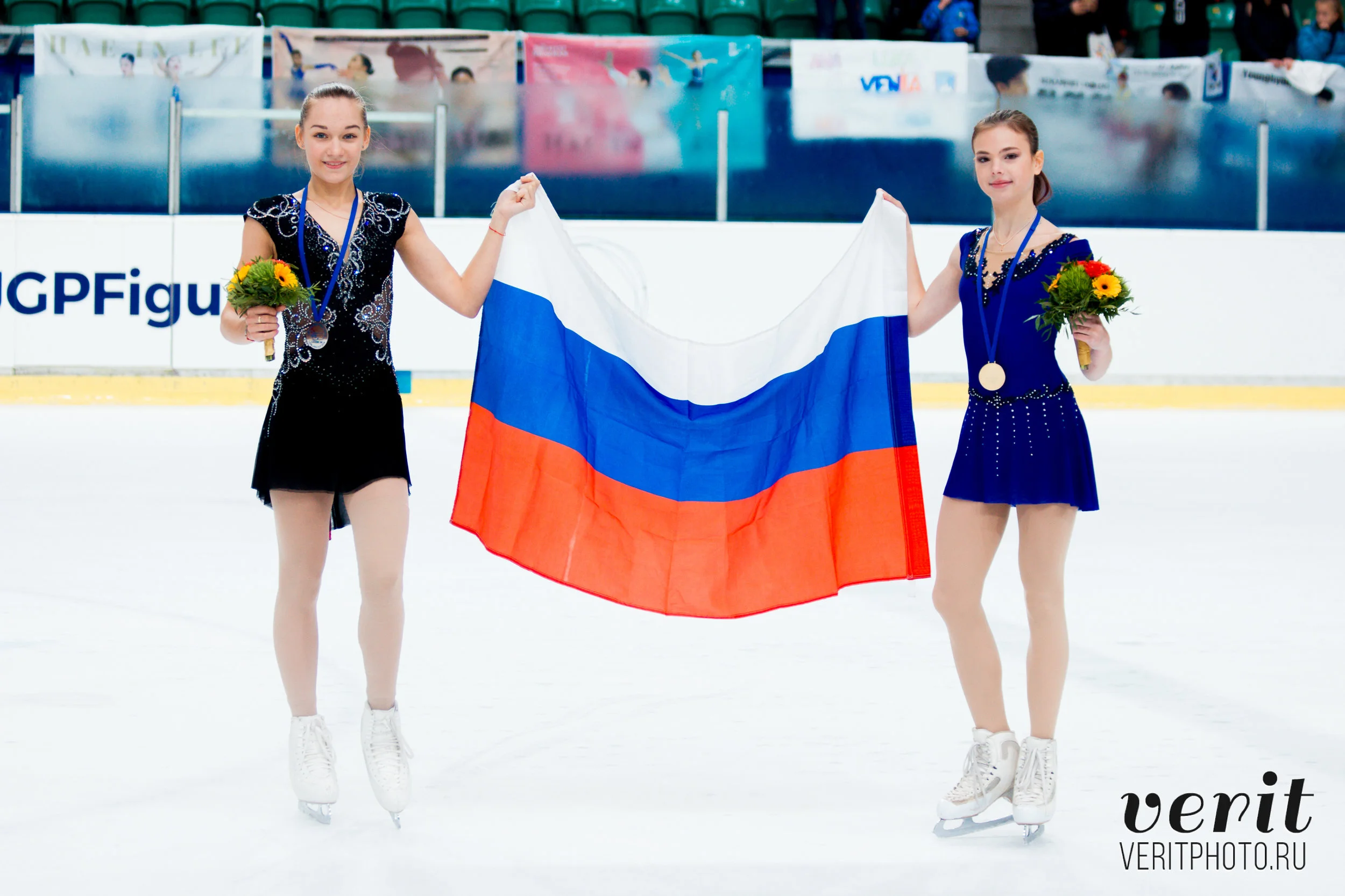 Anastasia Tarakanova and Anna Tarusina at the victory ceremony ( Photo credit: Verit )