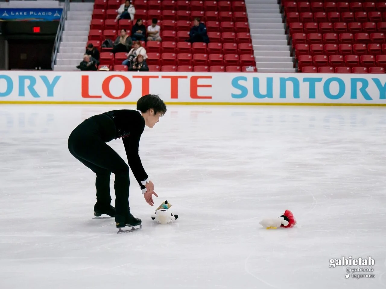 Shingo picking up plushies after the Free Dance.