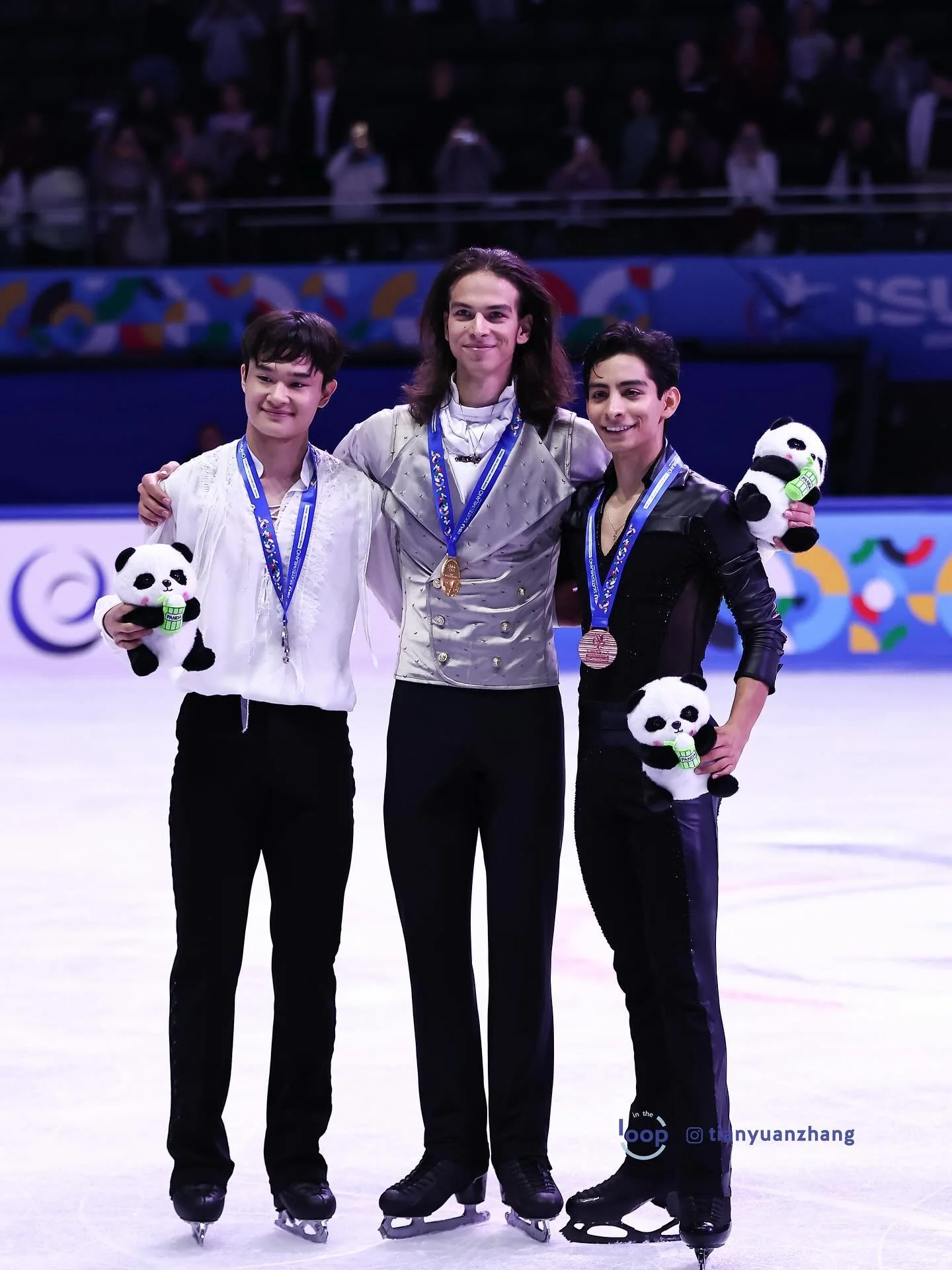 The men's podium at #SkateToMilano 🔥 

🥇#PetrGumennik AIN 262.82
🥈#HyungyeomKim 🇰🇷 228.60
🥉#DonovanCarrillo 🇲🇽 222.36

📸 @tianyuanzhang