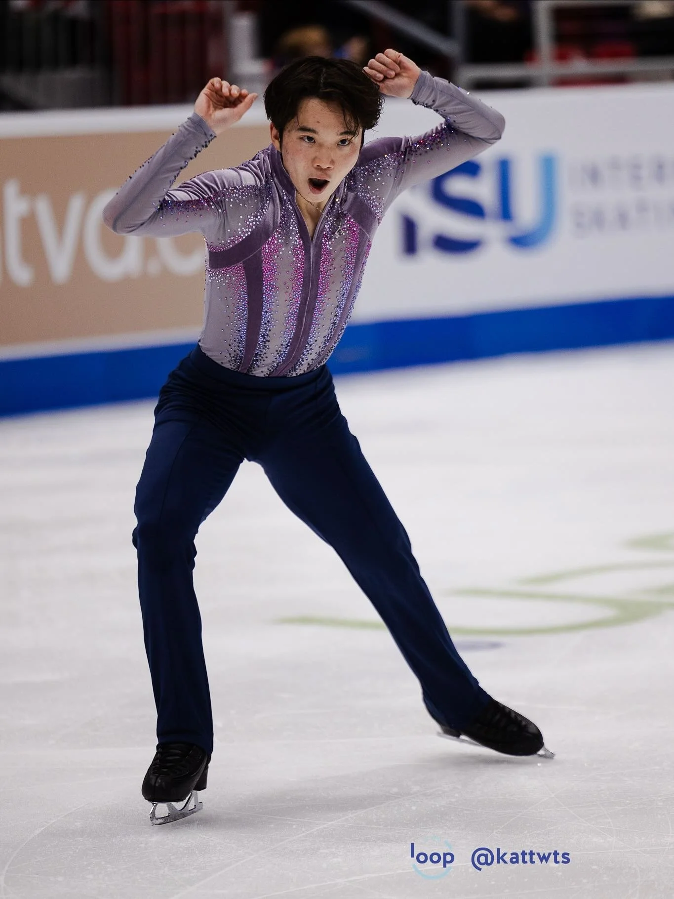 Top three after the men's short program at #GPFigure Skate America 

1️⃣ Kazuki Tomono 🇯🇵
2️⃣ Kevin Aymoz 🇫🇷
3️⃣ Mikhail Shaidorov 🇰🇿