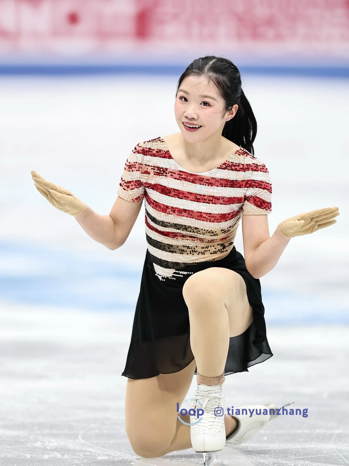 Team Japan sweet at the Short Program at #4ContsFigure 🇯🇵 

1. #AmiNakai
2. #YunaAoki
3. #MoneChiba

📸 @tianyuanzhang