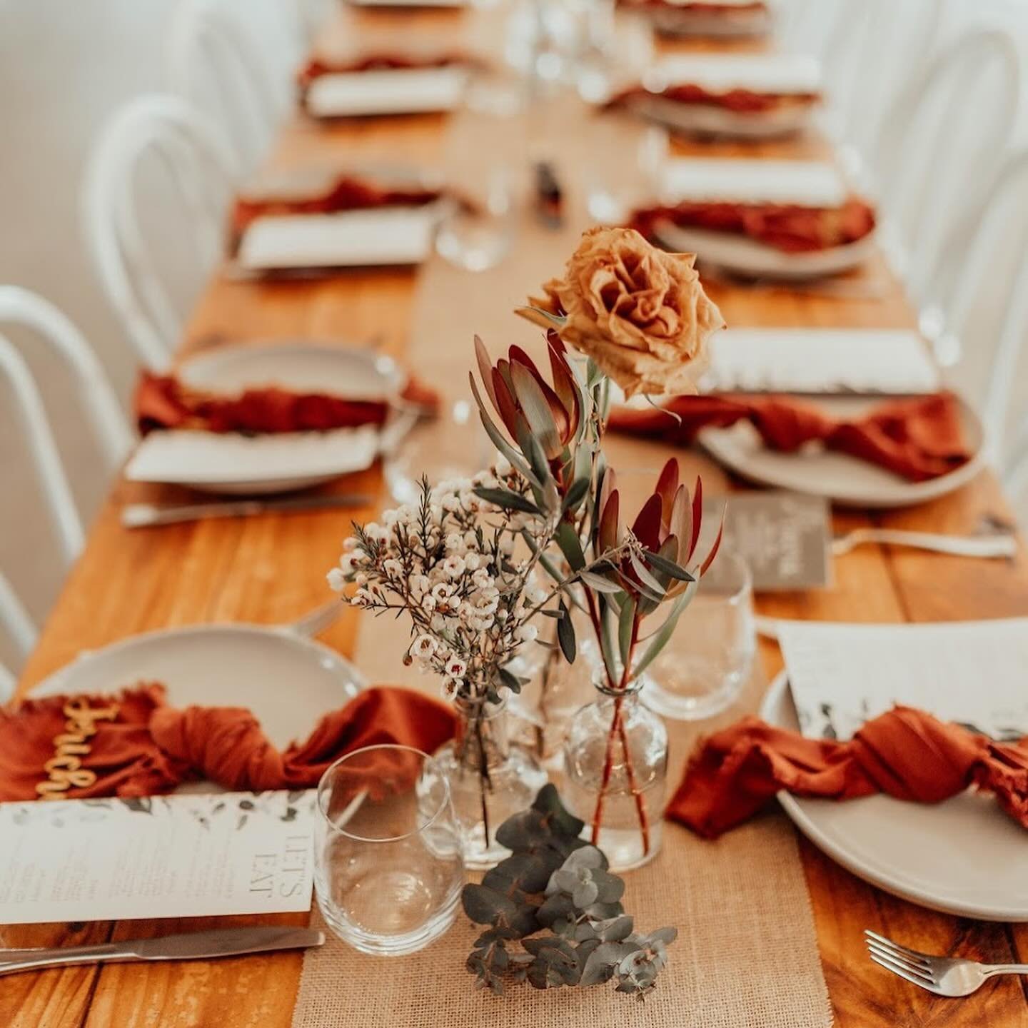 Bud vases, the sweetest little additions to any table scapes 🧡.

📸 @purebreezephotography 

Enquire via the website link in our bio for your special day.