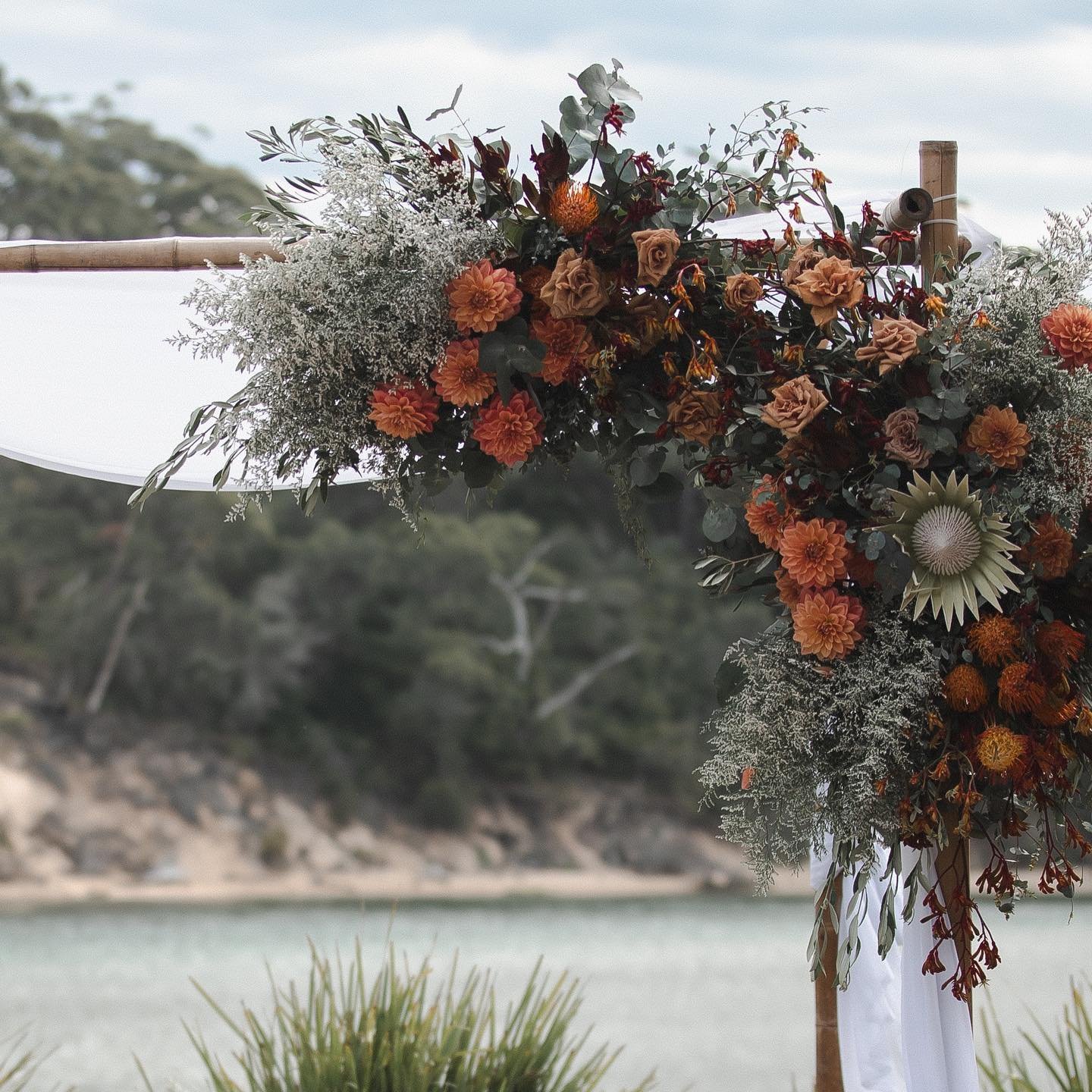 Burnt orange and toffee tones, one of our favourite colour palettes 🧡🧡 

📷 @samuelwhiteweddings  @samuelwhitephoto 
📍 @thecovejervisbay