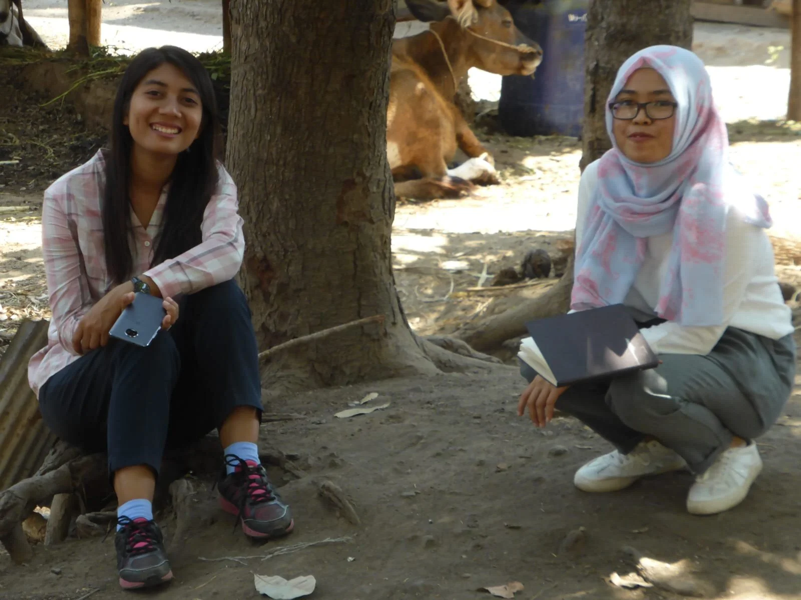 Ms Thaw Ni Ni Zaw (L) and Ms Fuji Astuti (UNE PhDI candidate; R) listening to focus group discussions in North Lombok, September 2019.