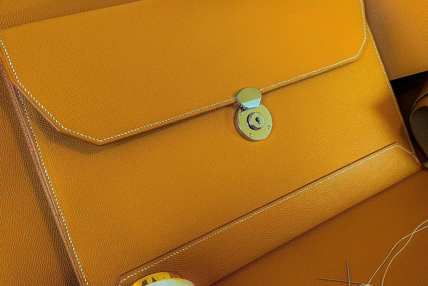 error 404
document / laptop holder 
#leathercraft #leatherwork #bespokeleathergoods #handsewnleather #handstitched #leathergoods #handmadeleather #handmadeleathergoods #saddlestitch #saddlestitched #leatherartisan #leatherart